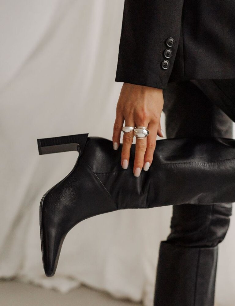 Ești TU sau joci un rol? Ghid spre regăsirea autenticității